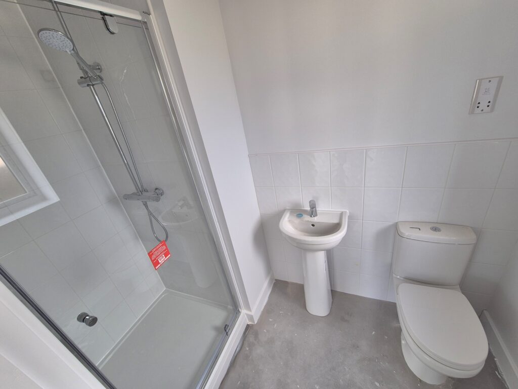 2 Maple Walk_en-suite
