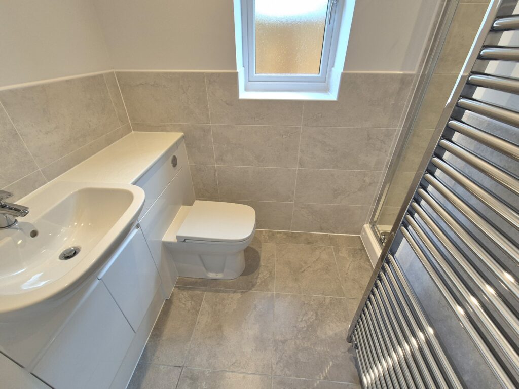 6 Maple Walk_en-suite